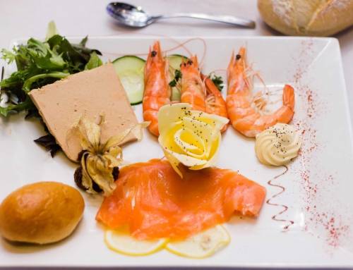 En entrée le chef vous propose cette assiette royale : saumon foie gras et cervettes