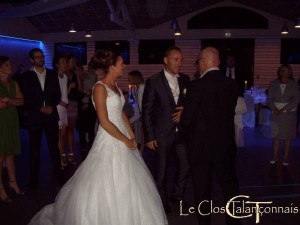les-maries-accueillent-les-invités-mariage-entre-Reyrieux-et-Caluire-et-Cuire-69300