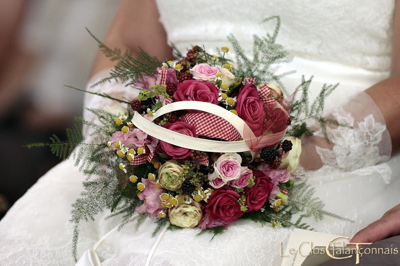 bouquet-de mariée-rose-fuschia-et-branchues-rose-matricaire-ruban-vichy-et-mures