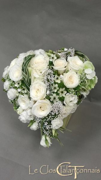 bouquet-mariée-roses-blanches-ornithogale-lysimac-beargrass-tresse