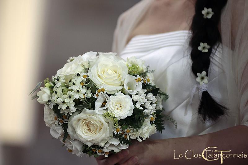 bouquet-mariee-roses-blanches-ornithogales-matricaires-et-lysianthus - Le  Clos Talançonnais