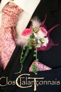 boutonniere-en-roses-et-gypsophile-et-ceropegia