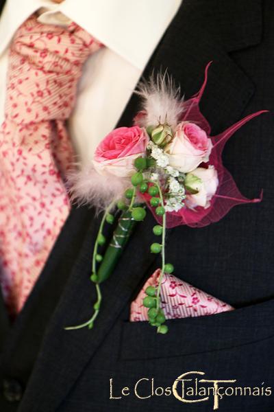 boutonniere-en-roses-et-gypsophile-et-ceropegia