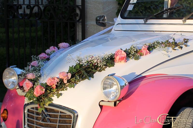 decor-voiture-2-chevaux-citroen-fleurs-roses-et-gypsophile