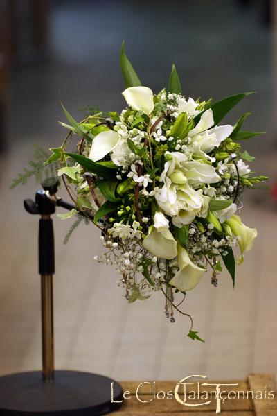 autre-vue-de-profil-de-bouquet-mariée-lys-double-blanc-callas-gypsophile-lierre