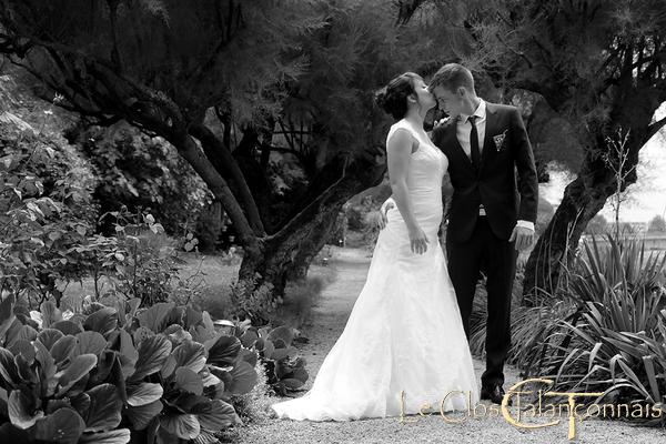 mariage-photo-amoureux-noir-et-blanc-nature