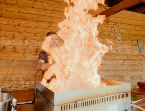 Le chef fait flamber la plancha